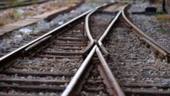 AUTOMOBIL PODLETEO POD TERETNI VOZ! Hitno se oglasila Železnica!