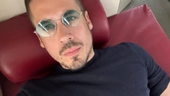 NIKOLA ROKVIĆ USRED ŠUME ODMARA U BADEMANTILU I PAPUČAMA? Ovaj prizor sve je naveo na razmišljanje, a ljudi mu konstantno pružaju pomoć!