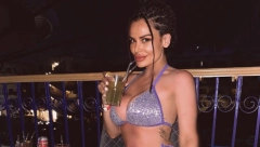 DA LI JE MOGLO KRAĆE?! Indi Aradinović u miniću pokazala i više nego što treba, bezobraznom pozom ostavila sve bez teksta (FOTO)