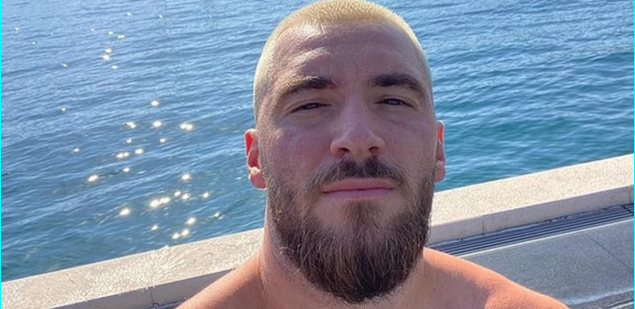NEMA ZA LEŽALJKU, SUNČA SE STOJEĆI, A STVARI DRŽI U KAFIĆU Mensur Ajdarpašić uhvaćen na jednoj od najskupljih plaža, ali ne troši ni dinara!
