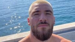NEMA ZA LEŽALJKU, SUNČA SE STOJEĆI, A STVARI DRŽI U KAFIĆU Mensur Ajdarpašić uhvaćen na jednoj od najskupljih plaža, ali ne troši ni dinara!