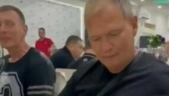 UZIMA PEČENJE SA SVADBE Isplivao šok snimak Osmana Karića, ceo oval je sipao u kesu i poneo kući (VIDEO)