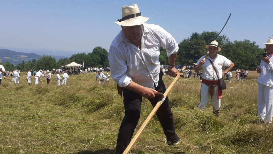 NE SMETA IM NI 40 STEPENI Srbija i region ukrstili kose, kralj je i ovde morao da preda svoju krunu (FOTO)