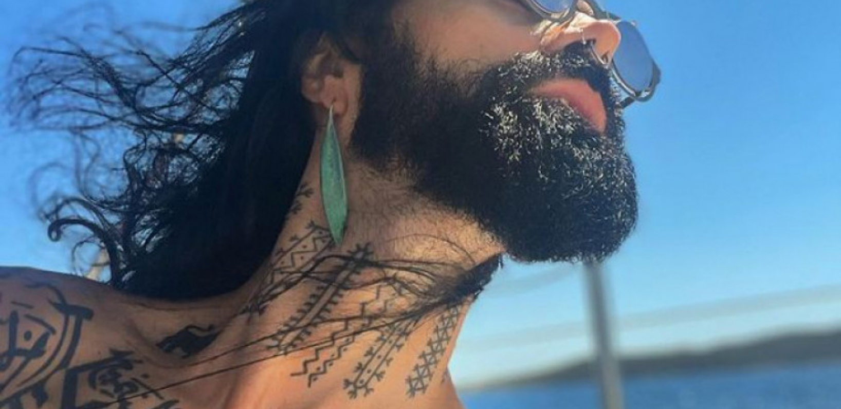 BOŽO VREĆO POZIRA U 'TOPLESU' Kontroverzni umetnik uživa na Braču, a ovo je njegova kolekcija kupaćih kostima FOTO