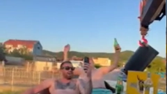 OSVEŽENJE NA BALKANSKI NAČIN U prikolici kamiona napravili bazen, pa se provozali u svom izumu (VIDEO)