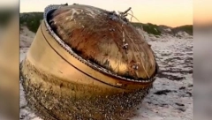 "NE PRIBLIŽAVAJTE SE" Voda izbacila veliki misteriozni objekat - Bizaran prizor na plaži u Australiji