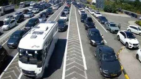 STRAVIČNE GUŽVE NA GRANICAMA, VOZILA JEDVA MIČU! Evo gde se NAJDUŽE čeka!