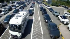 STRAVIČNE GUŽVE NA GRANICAMA, VOZILA JEDVA MIČU! Evo gde se NAJDUŽE čeka!