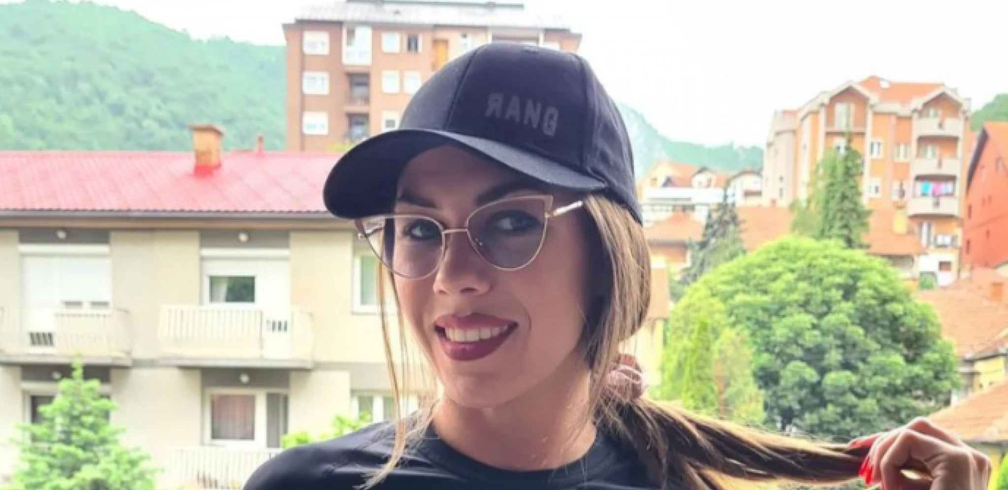 VRTELA JE DEDE OKO MALOG PRSTA, RASTURILA BRAK NAŠEM PEVAČU Evo šta radi i čime se bavi danas Milijana Bogdanović iz Parova, da li je ovo moguće? (FOTO)