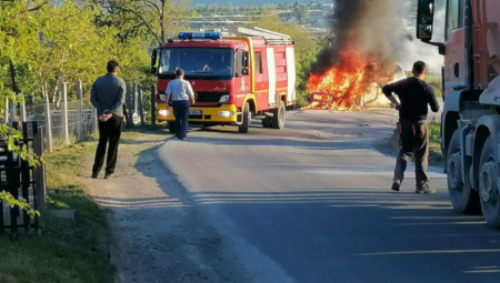 GORI AUTO KOD ZLATIBORA Ogroman plamen uplašio prolaznike