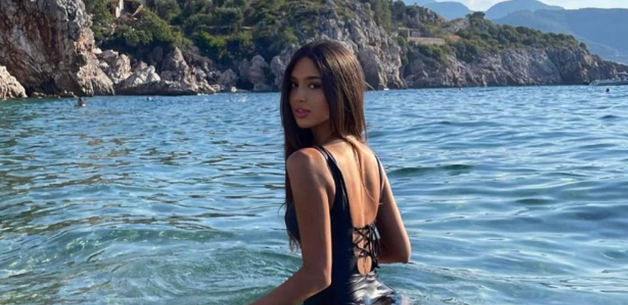 SKINULA SE ĆERKA HARISA DŽINOVIĆA Đina pozirala u minijaturnom kupaćem, muškarcima popadale vilice