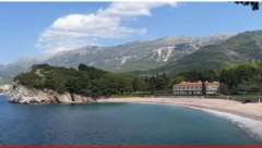 NA OVU CG PLAŽU MOŽETE DA UĐETE SAMO AKO ZA LEŽALJKE DATE 200 EVRA: Poređenja radi, cene ležaljki na Siciliji se kreću najviše do 80 evra po kompletu (VIDEO)