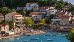 APARTMANA NEMA ISPOD 70 EVRA DNEVNO, PAR LEŽALJKI OKO 20 EVRA...Vrelo leto, a kod CRNOGORACA ledeni tuš