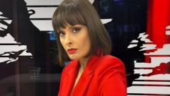 VODITELJKA U HIT IZDANJU VODI VESTI Gledaoci vide sako, a neverovatno šta nosi niže od struka! (FOTO)