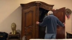 DEDA OTKRIO BLAGO U ORMARU Nije se nadao da će ovo zateći u njemu (VIDEO)