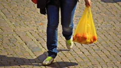 VOĆE I POVRĆE MORA U NOVA PAKOVANJA Slamčice su već od papira, a štapićima za uši stiže zamena