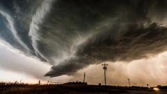 KAKO SE ZAŠTITITI OD SUPERĆELIJSKE OLUJE Nevreme tutnji Srbijom, ova mesta su najopasnija, evo šta treba izbegavati i u kom položaju ste najbezbedniji