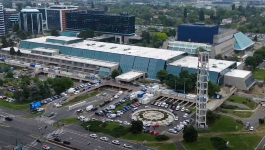 "TAKSISTA, ČOVEČULJAK I ZRIKAVA BABA" Opasna ekipa operiše kod Sava Centra, pazite da vas ne olakšaju za novčanik (FOTO)