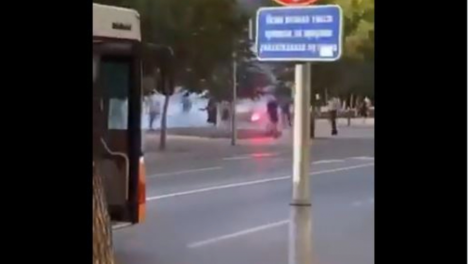 U sukobu navijača Borca i Zvezde stradala dva policajca (VIDEO)