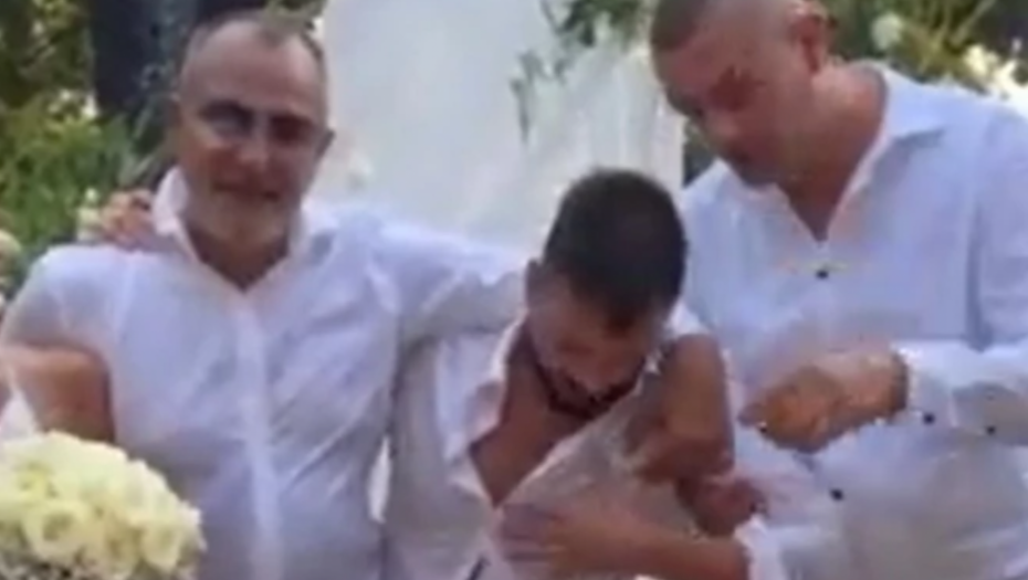 ON SE JEDVA DRŽI NA NOGAMA, A REAKCIJA MATIČARKE JE TOTALNI HIT Zbog snimka pijanog kuma u Valjevu na svadbi ljudi padaju od smeha (VIDEO)