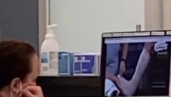 POBEGAO BI DA MI NOGA NIJE SLOMLJENA Kad je snimio šta doktorka gleda na Jutjubu, uhvatila ga panika