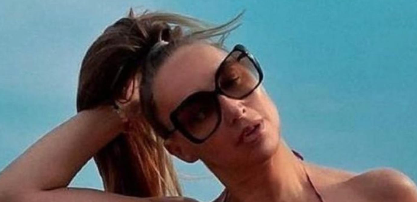 GOGA SEKULIĆ SE SKINULA U 46. GODINI I POKAZALA NOVE SILIKONE Podigla nogu i napravila hot pozu, vreli kadrovi ostavili sve bez teksta