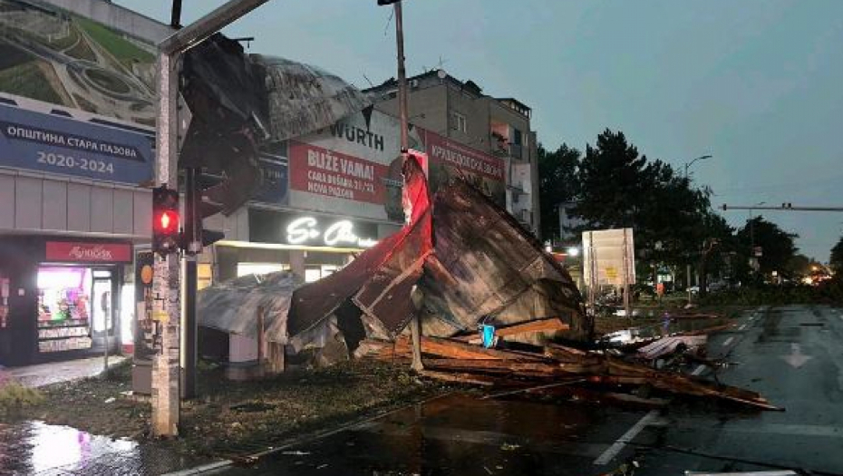 ODVALJEN KROV NA PUTU Vetar rasuo cigle i grede po ulici u Staroj Pazovi (FOTO)