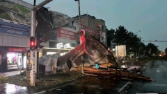 ODVALJEN KROV NA PUTU Vetar rasuo cigle i grede po ulici u Staroj Pazovi (FOTO)