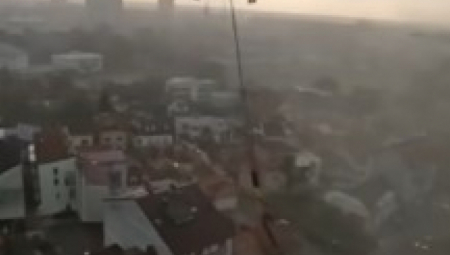 SEDEO U KRANU, DOK JE VETAR RUŠIO ONAJ PORED NJEGA "A, šta ćeš, nemaš gde da bežiš, čekaš da se oluja istutnji"