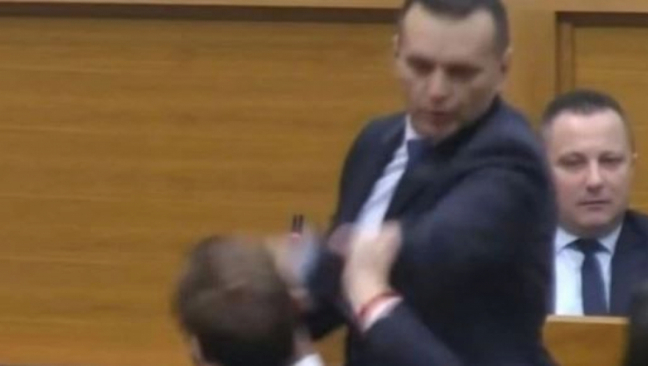Dragan Lukač osuđen na zatvorsku kaznu zbog šamaranja Draška Stanivukovića (VIDEO)