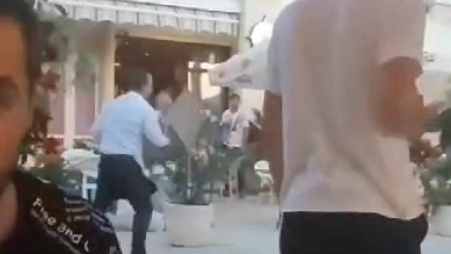 (UZNEMIRUJUĆI VIDEO) "UBIŠE GA KAO SLIKU" Ratna zona u Rafailovićima, gazda lokala i konobari pretukli gosta stolicama!