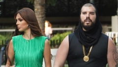 ADAKTAR PREŠAO SVE GRANICE Našminkan i u šljokicama šeta, a natpis na grudima svi komentarišu!