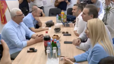 SPAJIĆEV PREDLOG ZA REKOVNSTRUKCIJU VLADE:  Pola na proleće, a pola na jesen