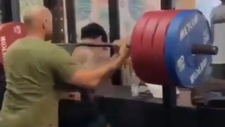 UZNEMIRUJUĆI VIDEO Bodibilder smrtno stradao kada mu je na vrat palo 210 kilograma