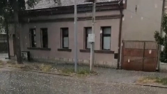 U VALJEVU PADA GRAD Stižu snimci, padaju kuglice velike kao orasi, opasno je biti napolju