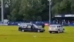 POGREBNIM VOZILOM ULETELI NA TEREN Da li je ovo najbizarniji razlog zbog kog je prekinuta utakmica? (VIDEO)