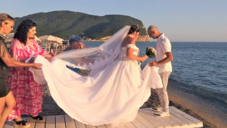 NA PLAŽI SE UPOZNALI I ZAVOLELI, PA SE I VENČALI Čudesna ljubavna priča para iz Crne Gore (FOTO)