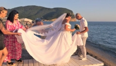 NA PLAŽI SE UPOZNALI I ZAVOLELI, PA SE I VENČALI Čudesna ljubavna priča para iz Crne Gore (FOTO)