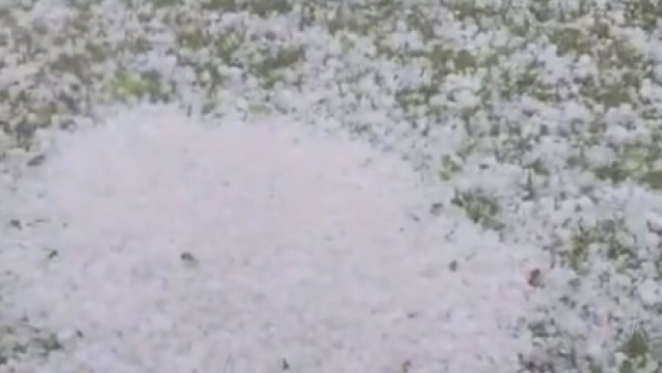 GRAD ZASUO IVANJICU Tukao nekoliko minuta, zabelela se dvorišta (VIDEO)