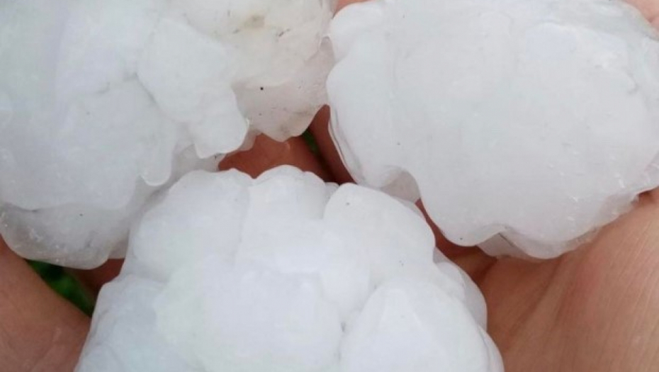 GRAD UBIJAO I PTICE U LETU Jezive scene nakon oluje kod Čačka, ledenice imaju do sada neviđeni oblik (FOTO)