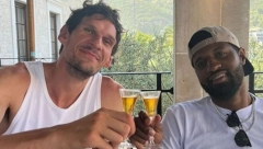 ON SE NE SMIRUJE! NBA zvezda se navukla na rakiju, posle Beograda, evo gde uživa sa Bobijem
