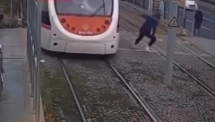"NIJE POGLEDALA NI LEVO NI DESNO!" Prelazila preko pružnog prelaza sa slušalicama u ušima
