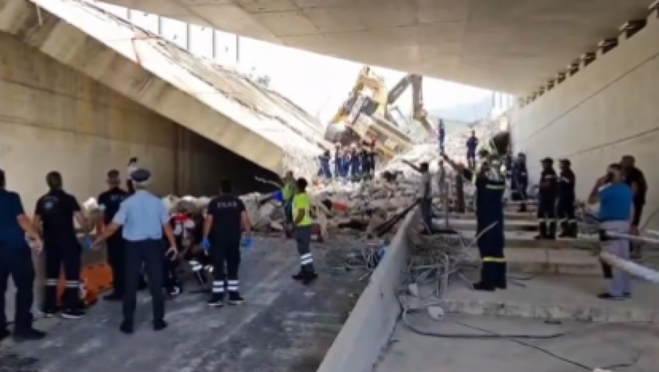 PRVI SNIMAK SRUŠENOG MOSTA U GRČKOJ Ljudi se sklonili od vrućine, betonska kontrukcija pala na njih (VIDEO)