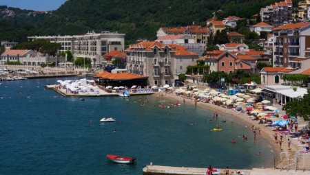 KAFA SA POGLEDOM NA MORE Najjeftiniji crni napitak u Crnoj Gori je u poznatom letovalištu, a plaćen je ovoliko