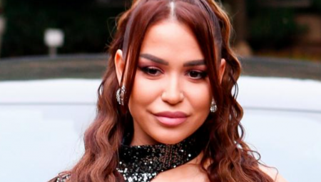 ALEKSANDRA MLADENOVIĆ SE LJUBI SA DEVOJKOM U USTA Nakon tvrdnji da je trpela nasilje od bivšeg dečka pevačica šokirala