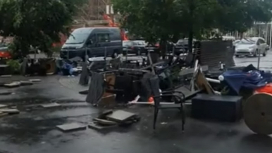 STAŠNA OLUJA POGODILA JE DANAS ŠVAJCARSKU Jedna osoba poginula, 15 povređenih, uništeni automobili i kuće