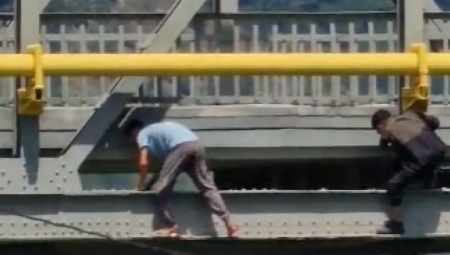 JEZIVO Ovako migranti prelaze most u Zvorniku, rizikuju živote kako bi prošli neopaženo (VIDEO)