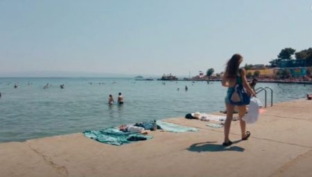 "KAKO TE NIJE SRAMOTA" Deluje nadrealno, fotografija bračnog para na Jadranu će vas ostaviti bez reči