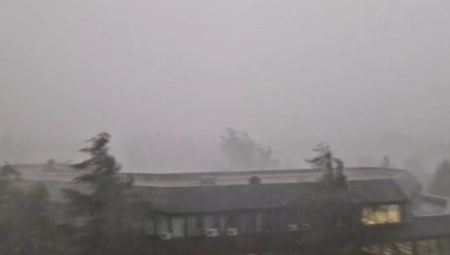 STRAŠNO NEVREME U BANJALUCI Olujni vetar sa gradom dan pretvorio u noć