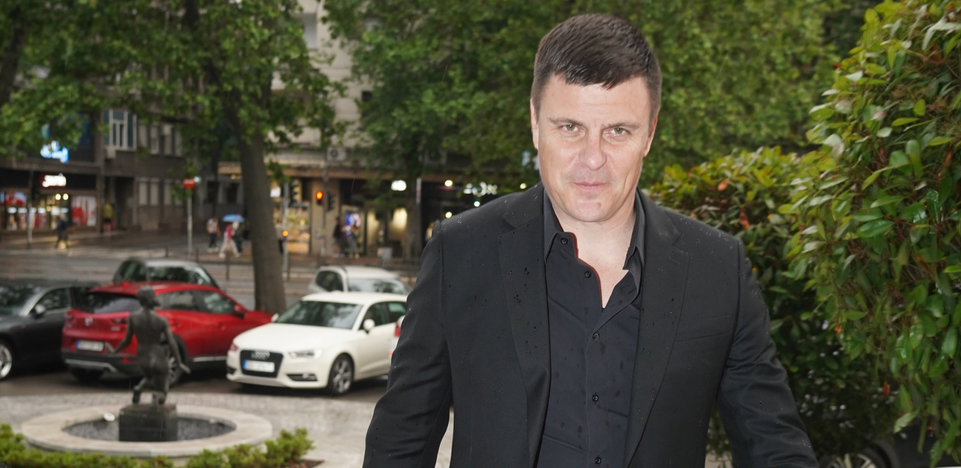 ŠOK! VUK KOSTIĆ PUSTIO KOSU Glumac pozirao u momačkom stanu pored jelke, promenio imidž